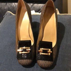 Michael kors pumps